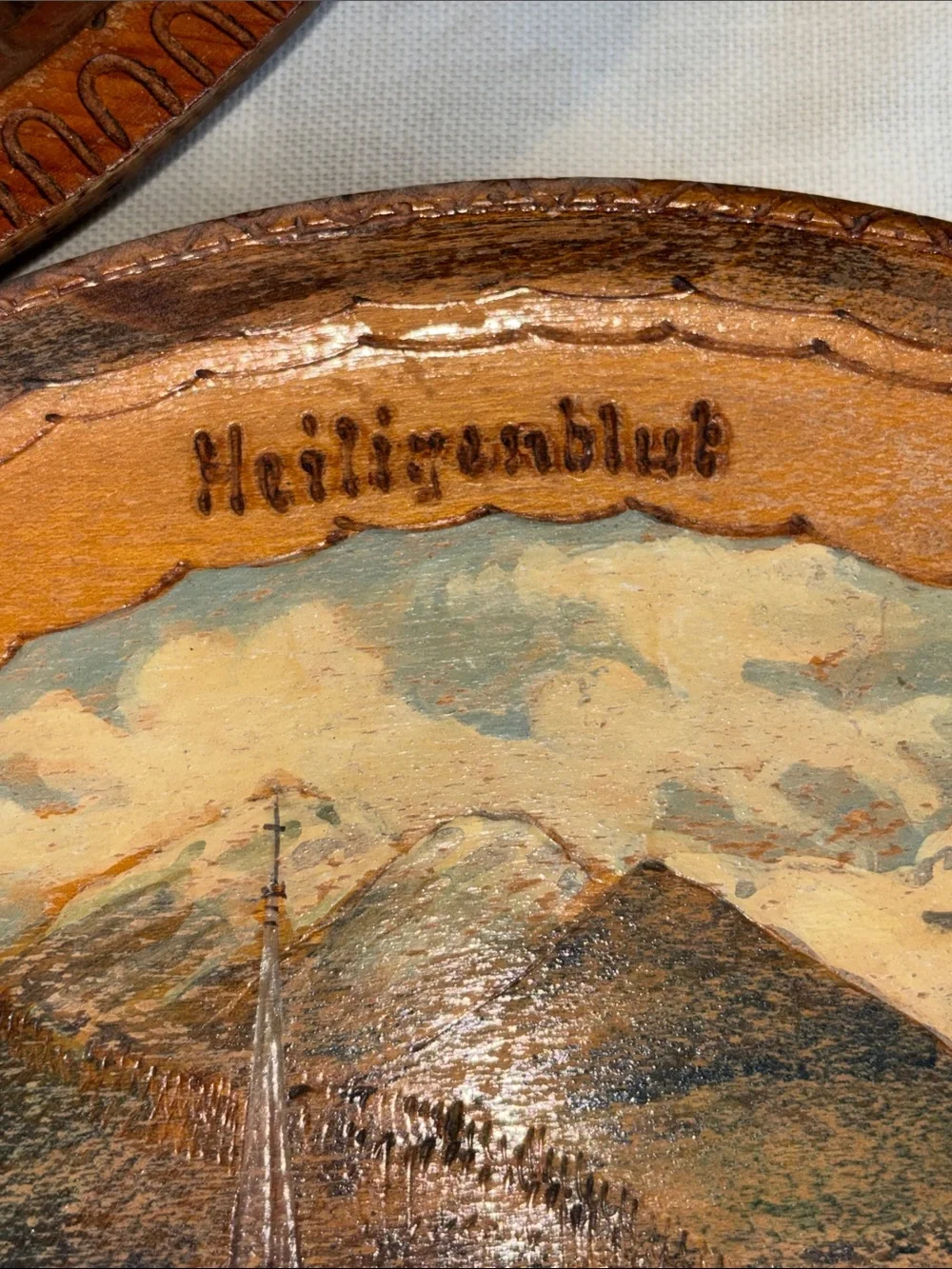 EUC VINTAGE Set of three hand-painted wooden souvenir wall plates featuring Al